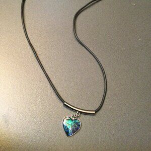 Mother of Pearl Heart inlaid in Silver-tone metal Necklace vintage